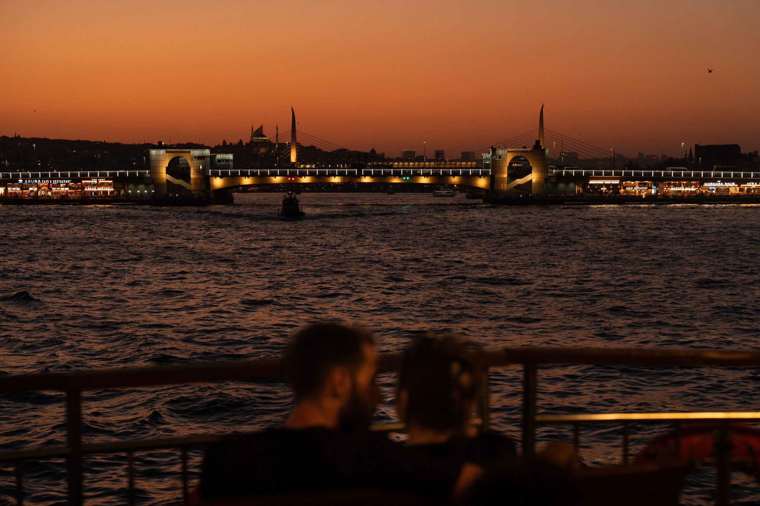 İstanbul'da yapılacak romantik şeyler, feribotta çift