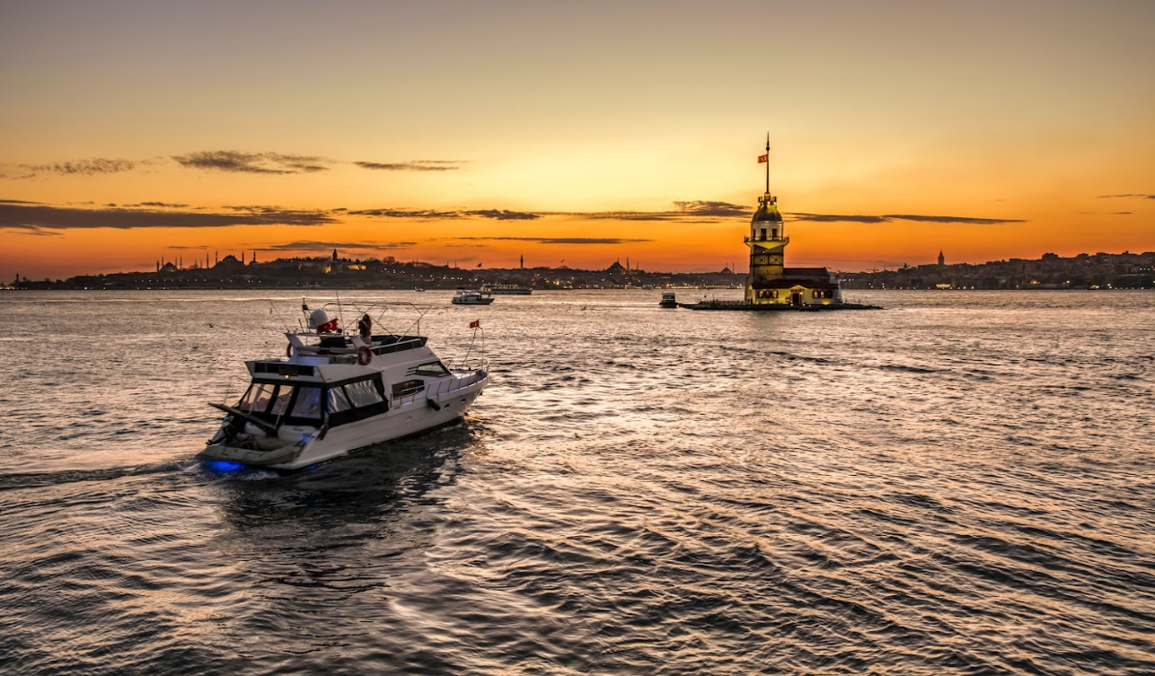 различни-лодки-и-фериботи-на-истанбул
